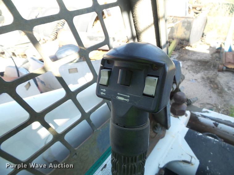image for item DD5889 2001 Bobcat 863G skid steer