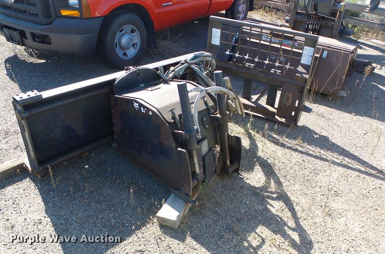 image for item DD5889 2001 Bobcat 863G skid steer