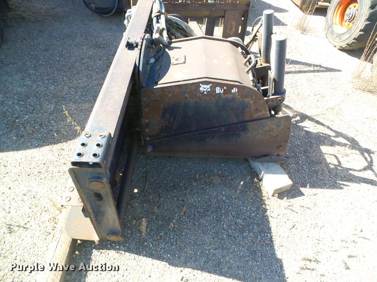 image for item DD5889 2001 Bobcat 863G skid steer
