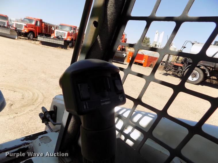 image for item DD5895 2001 Bobcat 863G skid steer