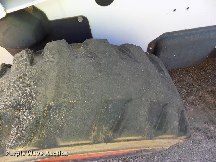 image for item DD5895 2001 Bobcat 863G skid steer