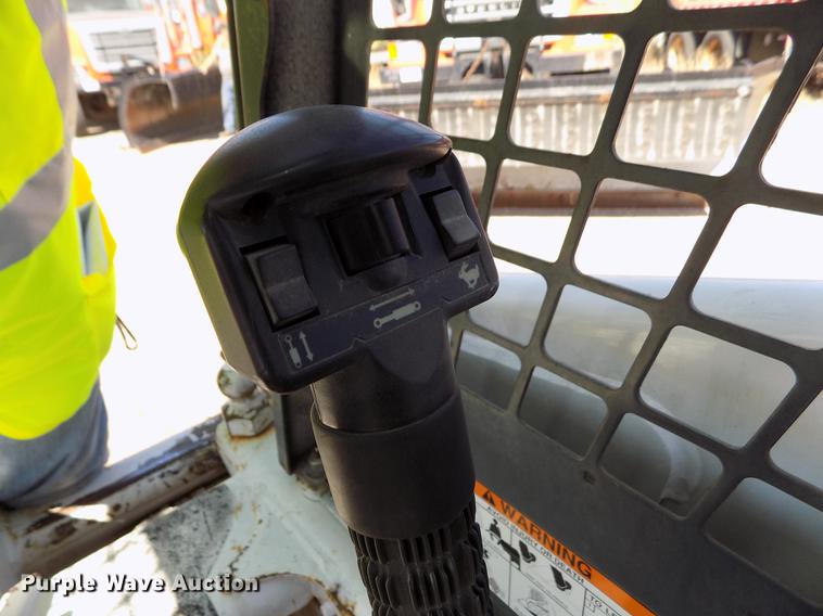 image for item DD5896 2001 Bobcat 863G skid steer