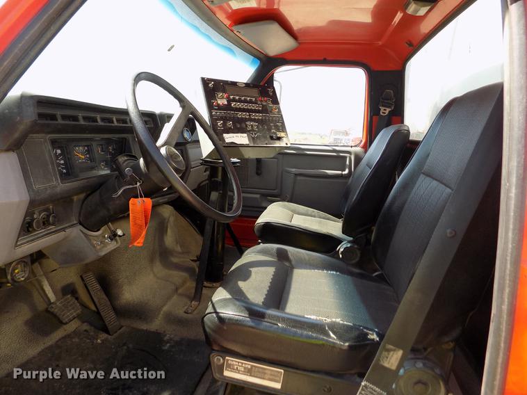 image for item DD5902 1998 Ford F700 oil distribution truck