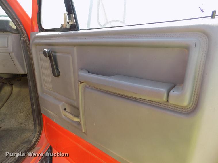 image for item DD5902 1998 Ford F700 oil distribution truck