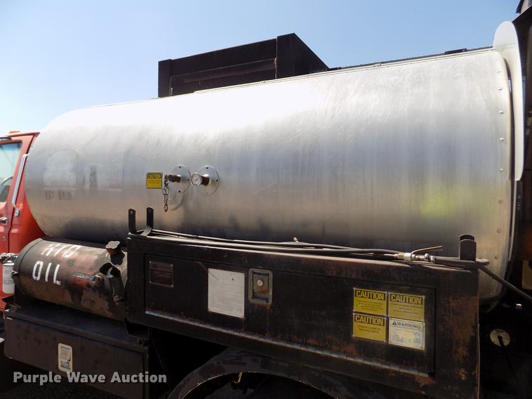 image for item DD5902 1998 Ford F700 oil distribution truck