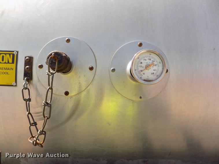 image for item DD5902 1998 Ford F700 oil distribution truck