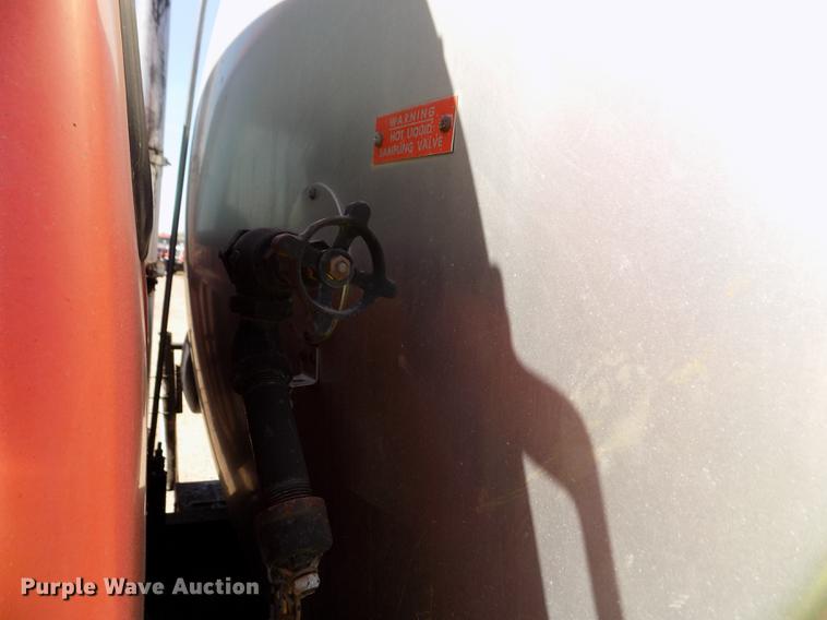 image for item DD5902 1998 Ford F700 oil distribution truck