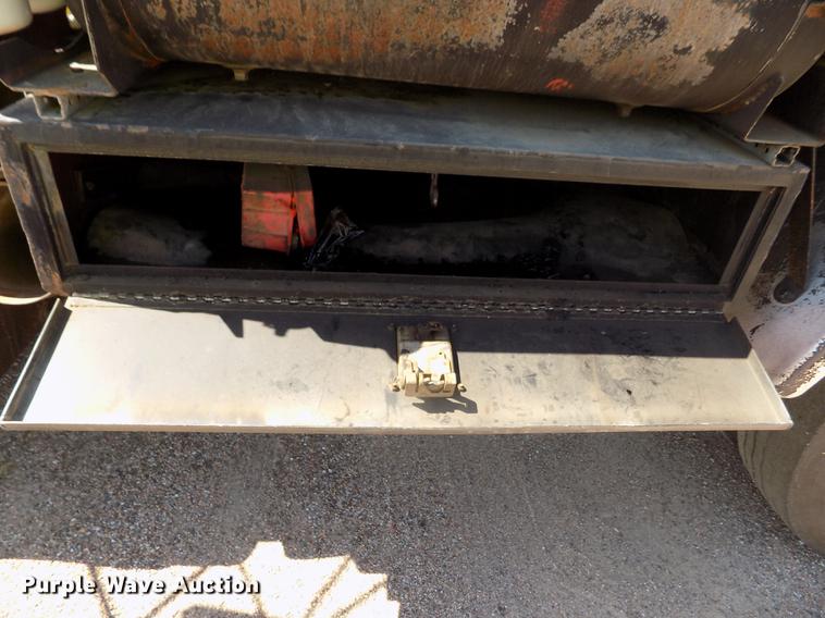 image for item DD5902 1998 Ford F700 oil distribution truck