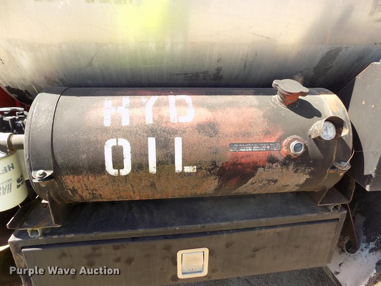 image for item DD5902 1998 Ford F700 oil distribution truck