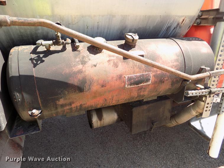 image for item DD5902 1998 Ford F700 oil distribution truck