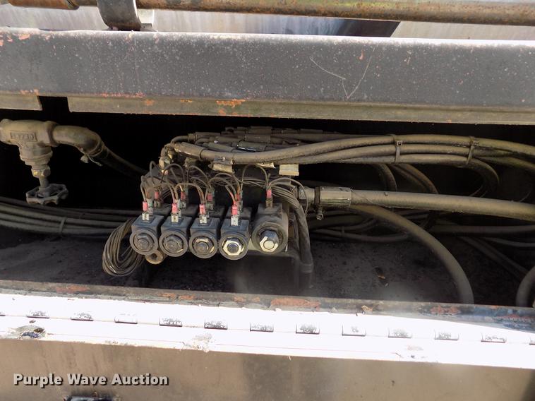 image for item DD5902 1998 Ford F700 oil distribution truck