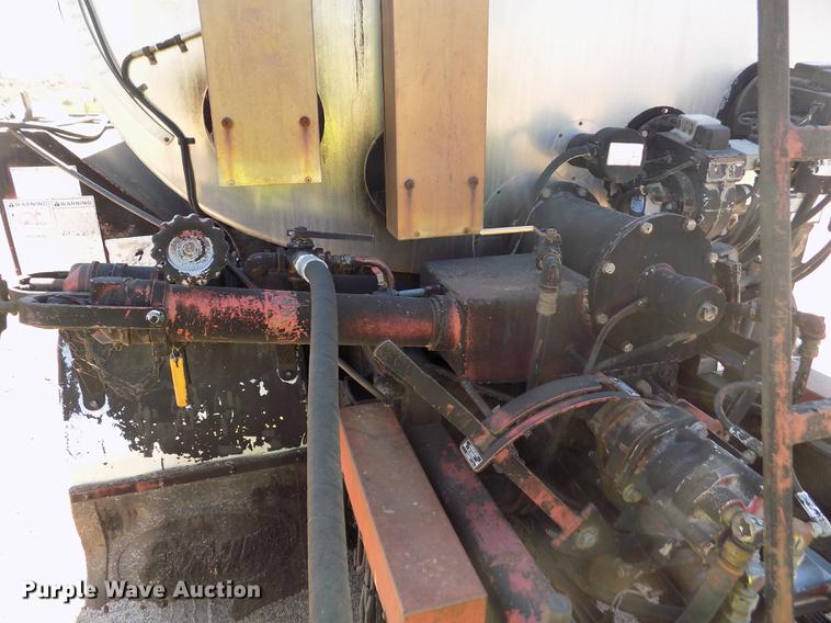 image for item DD5902 1998 Ford F700 oil distribution truck