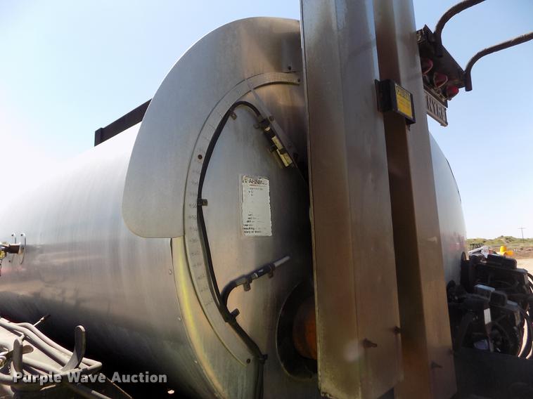 image for item DD5902 1998 Ford F700 oil distribution truck