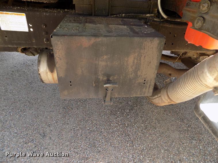 image for item DD5902 1998 Ford F700 oil distribution truck