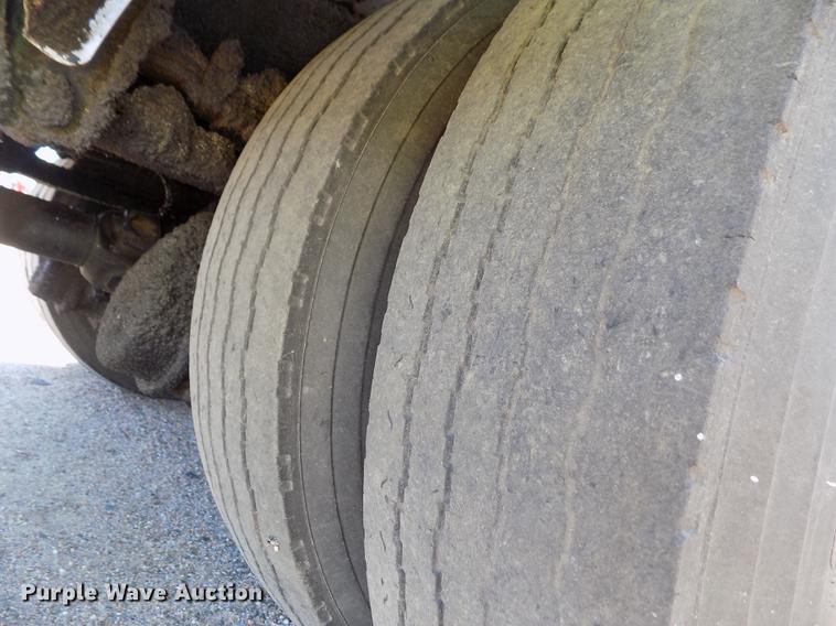 image for item DD5902 1998 Ford F700 oil distribution truck