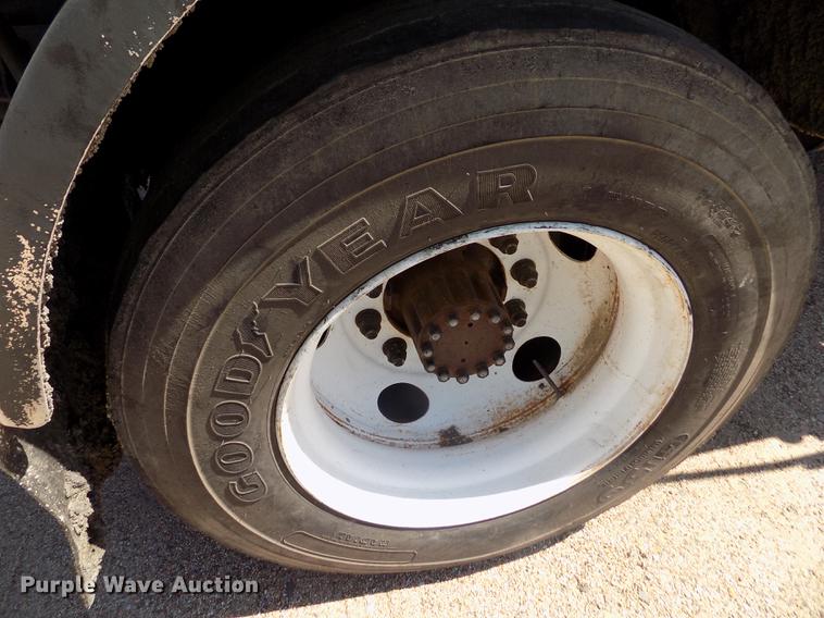 image for item DD5902 1998 Ford F700 oil distribution truck