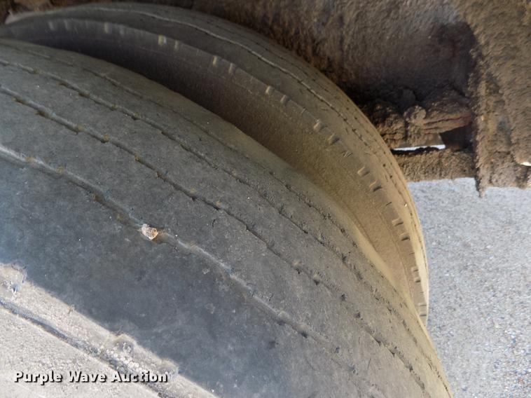 image for item DD5902 1998 Ford F700 oil distribution truck