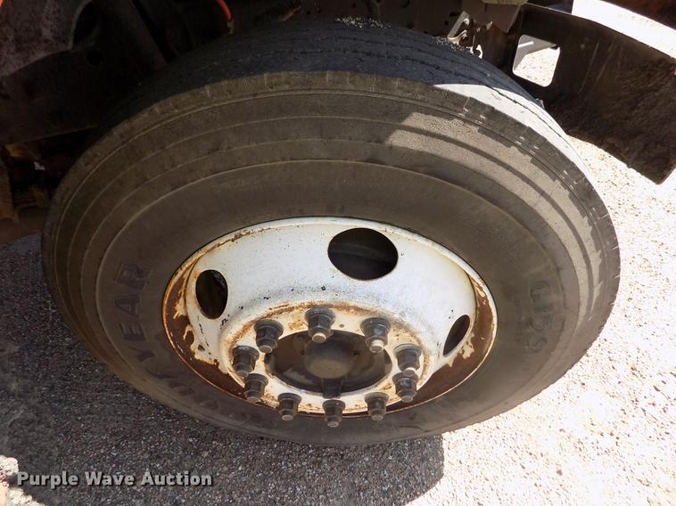 image for item DD5902 1998 Ford F700 oil distribution truck