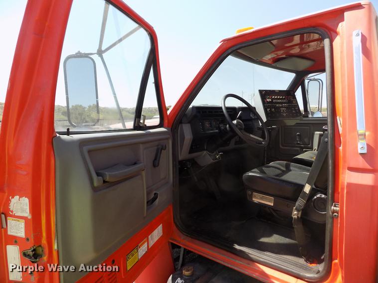 image for item DD5904 1998 Ford F800 oil distribution truck