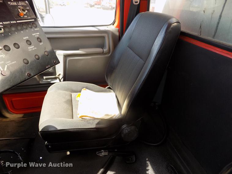 image for item DD5904 1998 Ford F800 oil distribution truck