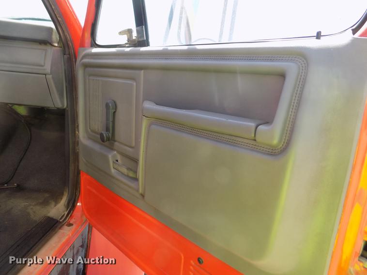 image for item DD5904 1998 Ford F800 oil distribution truck