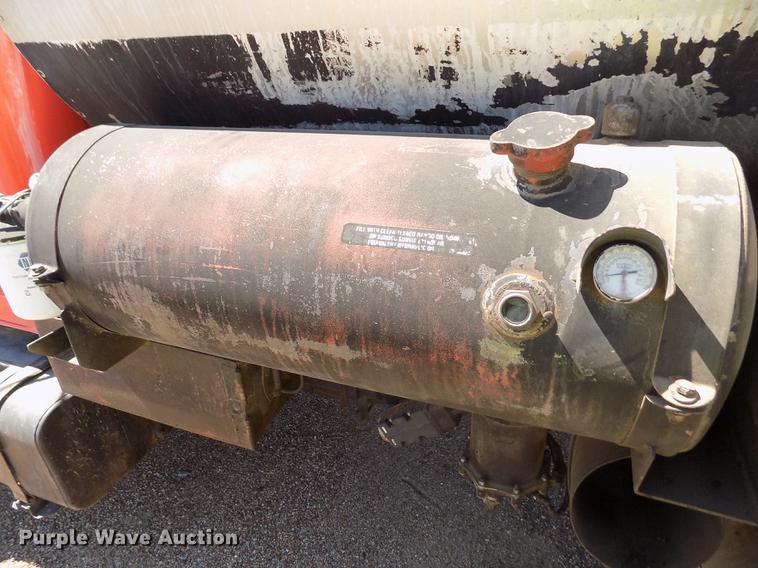 image for item DD5904 1998 Ford F800 oil distribution truck