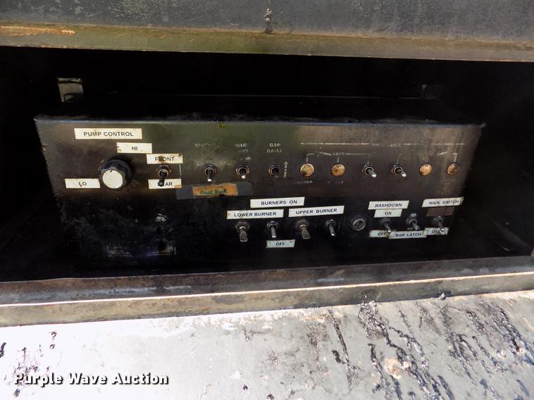 image for item DD5904 1998 Ford F800 oil distribution truck