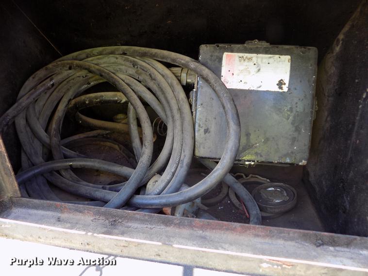 image for item DD5904 1998 Ford F800 oil distribution truck