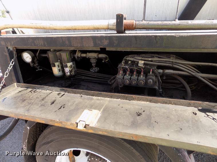 image for item DD5904 1998 Ford F800 oil distribution truck