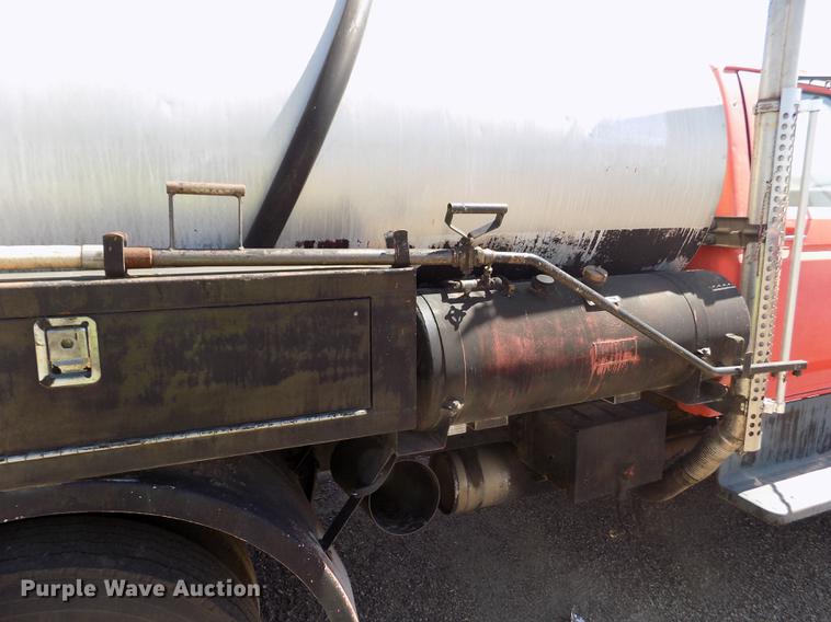 image for item DD5904 1998 Ford F800 oil distribution truck