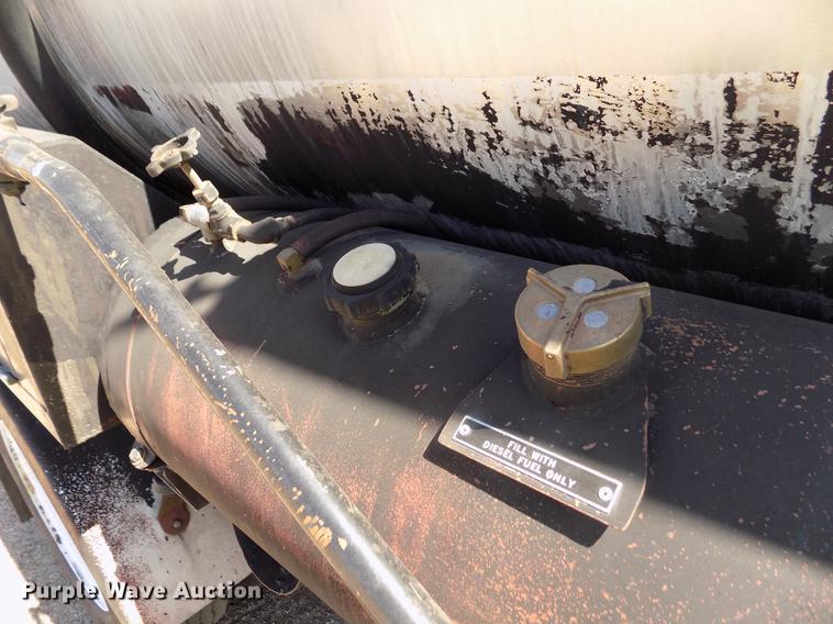 image for item DD5904 1998 Ford F800 oil distribution truck