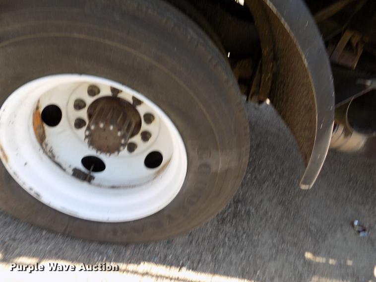 image for item DD5904 1998 Ford F800 oil distribution truck