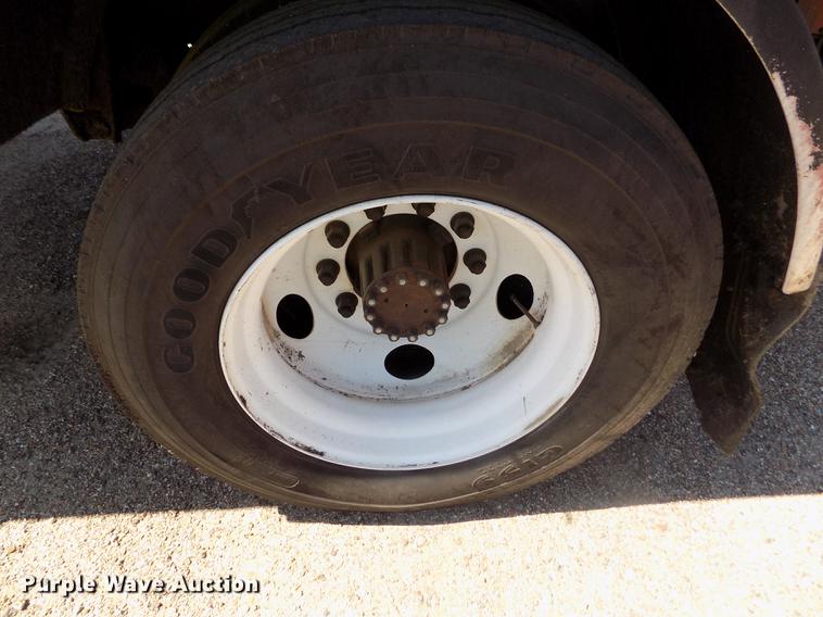 image for item DD5904 1998 Ford F800 oil distribution truck