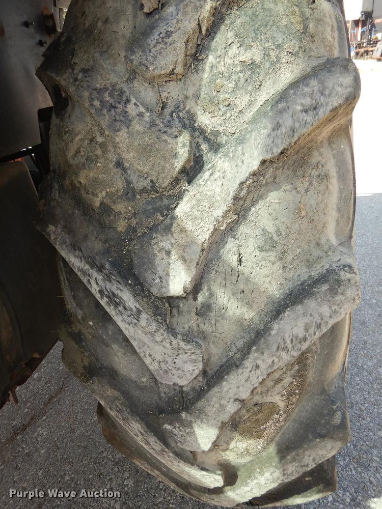 image for item DD6522 1999 New Holland TS100 tractor