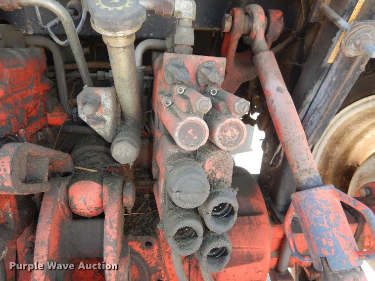 image for item DD6522 1999 New Holland TS100 tractor