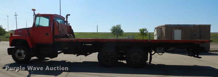 image for item DD6526 1995 Ford L8000 rollback truck