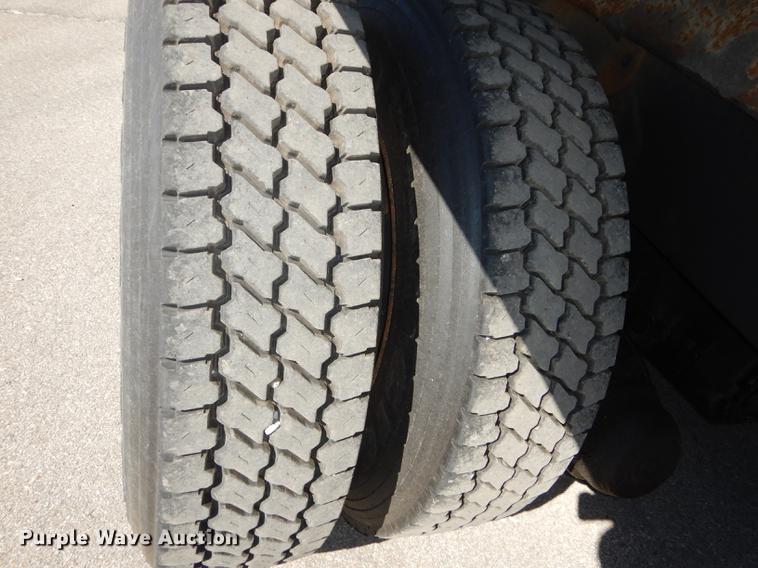 image for item DD6526 1995 Ford L8000 rollback truck