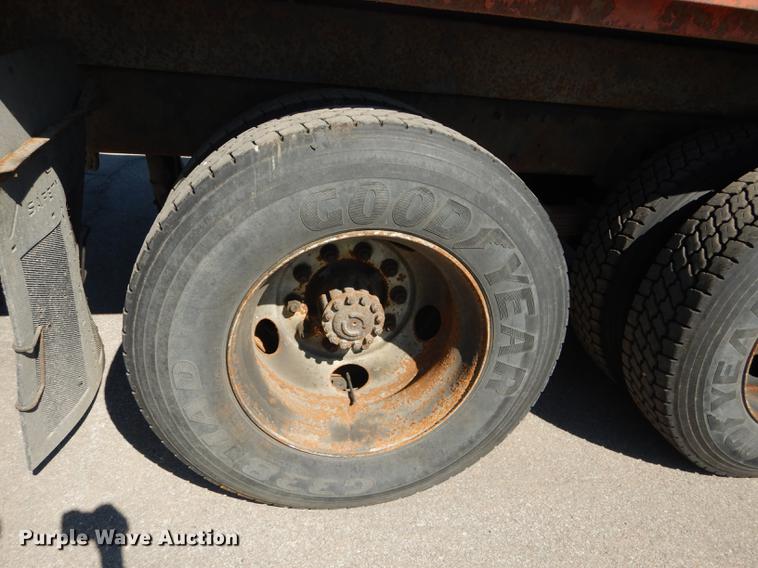 image for item DD6526 1995 Ford L8000 rollback truck