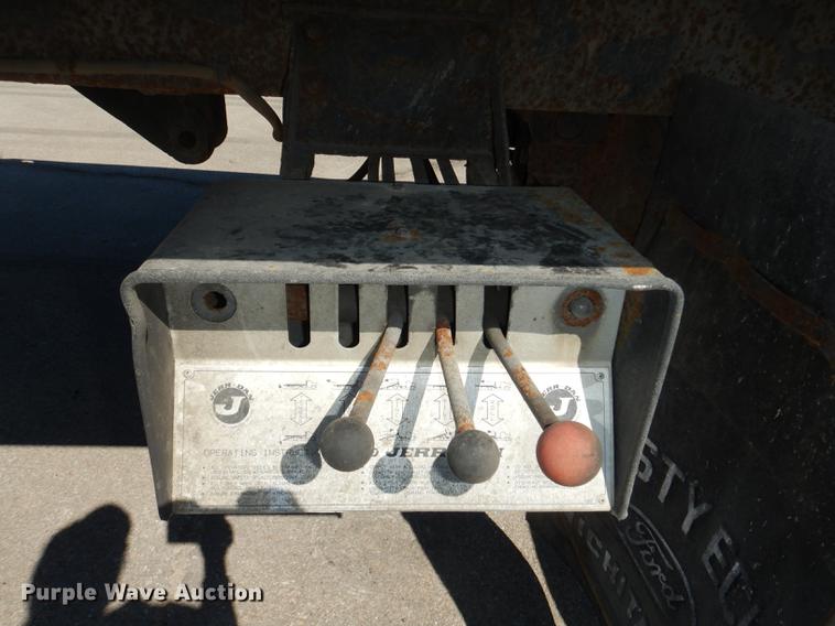 image for item DD6526 1995 Ford L8000 rollback truck