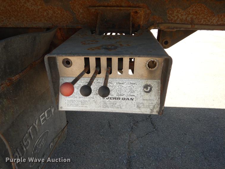 image for item DD6526 1995 Ford L8000 rollback truck