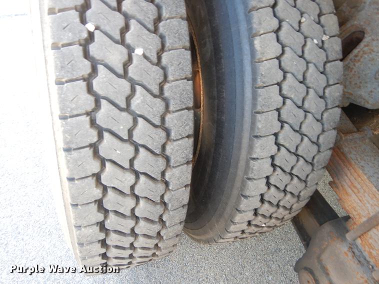 image for item DD6526 1995 Ford L8000 rollback truck