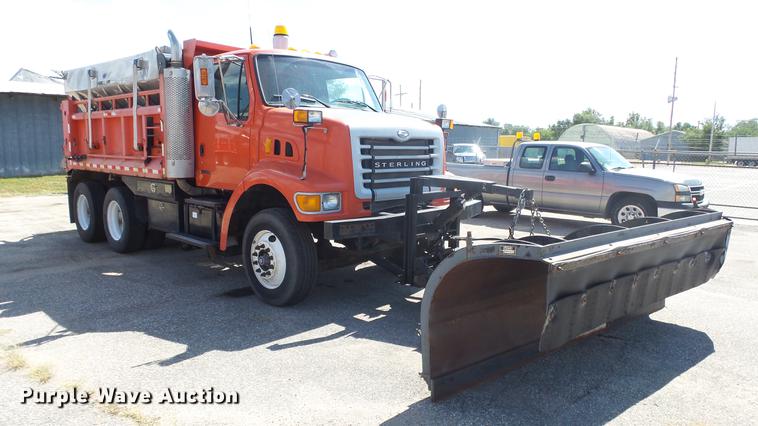 image for item DE7256 2003 Sterling LT7501 dump truck