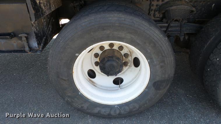 image for item DE7257 2001 Sterling LT7501 dump truck