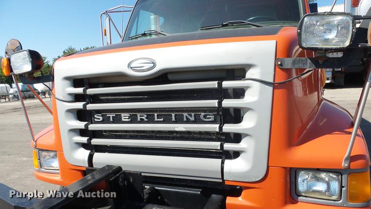 image for item DE7257 2001 Sterling LT7501 dump truck
