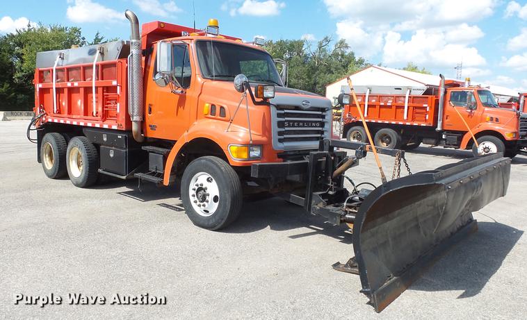 image for item DE7260 2001 Sterling LT7501 dump truck