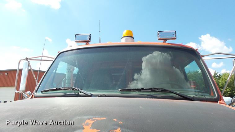 image for item DE7260 2001 Sterling LT7501 dump truck