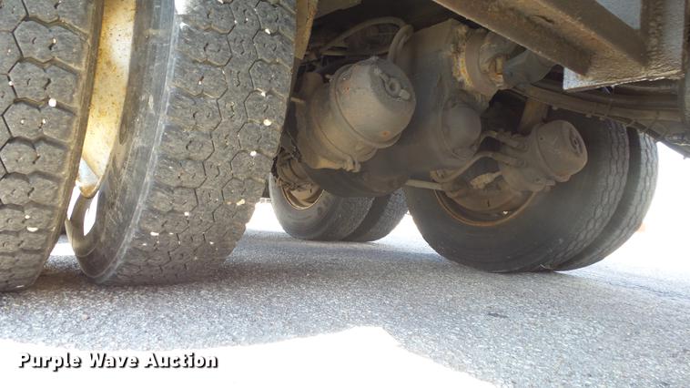 image for item DE7260 2001 Sterling LT7501 dump truck