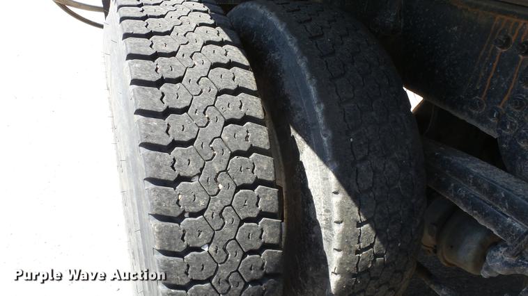 image for item DE7260 2001 Sterling LT7501 dump truck