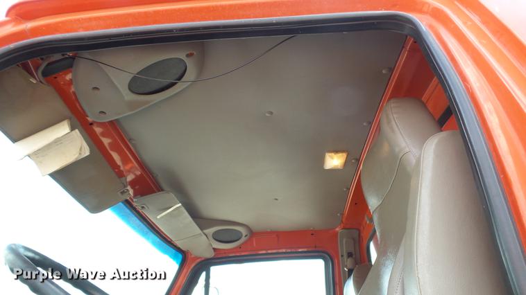 image for item DE7262 2001 Sterling LT7501 dump truck