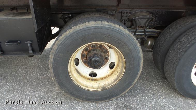 image for item DE7262 2001 Sterling LT7501 dump truck